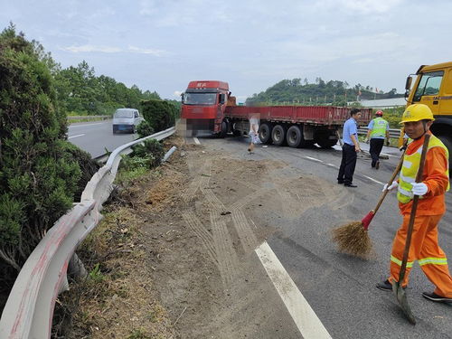 金華高速暖心救援 半掛車事故卡住車道，多名司機聯(lián)手相助